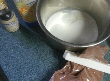 step2: 拌入煉奶及可可粉.雲呢拿香油攪匀 
用盒剩起,起放入冰箱雪3-4小時即可