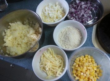 step3: 準備好各材料,雞蛋去殼切細粒,洋蔥切細粒