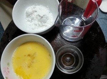 step3: 6茶匙豆粉加25ml水拌勻備用.1隻雞蛋加1茶匙水拌勻備用.