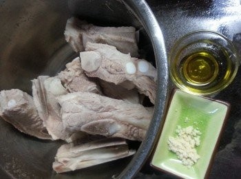 step2: 金沙骨先用1茶匙油,半茶匙蒜鹽,醃30分鐘