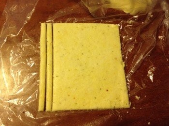 step6: 用刮刀切成4mm的長條，輕輕放上焗盤上