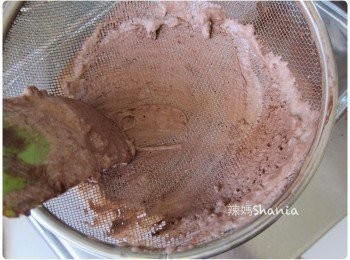 step4: 若發現鮮奶油部分無法攪拌開, 可以用篩子將整個冰淇淋糊重新過篩, 倒入儲存盒子