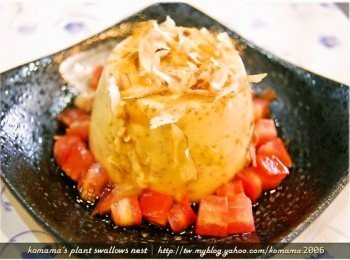 step7: 蒸好後的黑木耳蛋豆腐，可放入冰箱冷藏後，再淋上些許柴魚醬油與撒些柴魚片來食用，也可添加酌量添加番茄丁來增色，變成一道夏日清涼小菜。