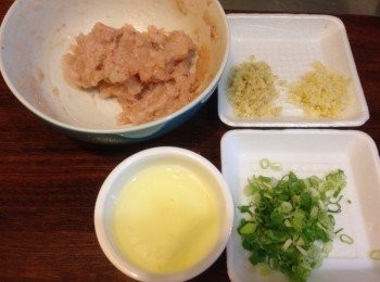 step1: 蝦洗淨、蔥切末、蒜切末、薑切末、取蛋白備用。