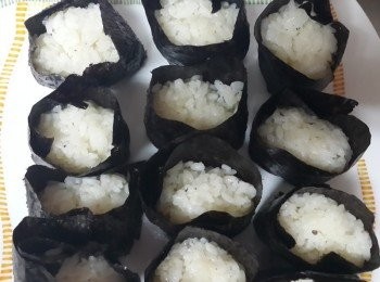 step3: 海苔片繞著飯糰包起來備用 最後再放上自己喜歡吃的<span class="group_1">食材</span>就完成囉