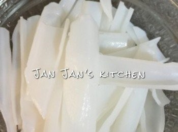 step2: 將粉皮拆開成條狀。有些粉皮是一大片的，自己切喜歡的形狀，放水中拆開會比較無咁容易斷。