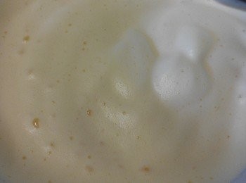 step1: 將雞蛋先打拌成有泡泡然後加入糖，打發至乳白色（有文路）