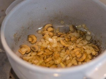 step4: 於同一鍋內，再中火，鍋熱後下洋蔥及蘑菇同炒至洋蔥變透明金黃色