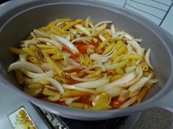 step1: 蒜頭切成小粒， 洋蔥切絲， 罐頭蟹肉和蘑菇倒去水分