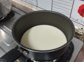 step6: 奶及糖放小煲內，最慢火加熱至糖溶化便離火，(不用煮滾)，如太熱則可座冷水數分鐘降溫