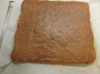 step7: 蛋糕烤好拿出放涼,四邊烘焙紙先撕起,以防內縮