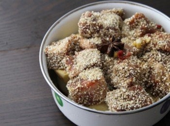 step3: 放入電鍋內加入約2杯半水蒸熟(可分兩次蒸)，先別急著開鍋蓋利用餘熱略悶10分鐘即可。