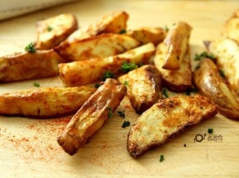 step4: 烤箱預熱200度烤20~35分鐘，視薯塊大小調整烘烤時間，取出後均勻灑上巴西利與紅辣椒粉增添香氣即完成。