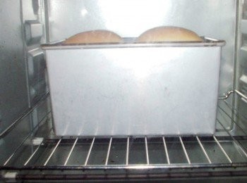 step4: 送入烤箱烤35~38分鐘即可。 烘烤時間和溫度ˊ因每個人使用烤箱並不相同ˊ可自己觀察調整 (如果麵包以達上色效果ˊ可覆蓋上錫箔紙ˊ以防頂部烤焦)