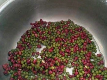 step1: 将豆子冲洗干净后，保留少量的水。
