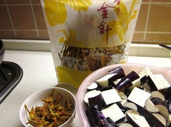 step1: 台東金針花泡軟打結備用,茄子切段泡塩水防氧化