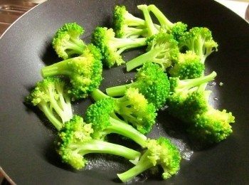 step2: 放油炒花椰菜至7分熟,約3分鐘