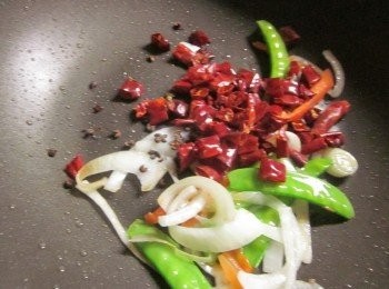 step4: 起油鍋加入洋葱爆香,續加入胡蘿蔔絲.荷蘭豆.乾辣椒及花椒粒炒至香味溢出,先撈起荷蘭豆以免炒太久不清脆