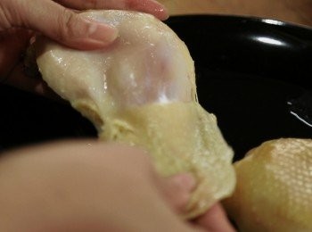 step5: 雞腿肉及蝦仁用粗鹽刷淨後, 將其汆水描起切粒備用
