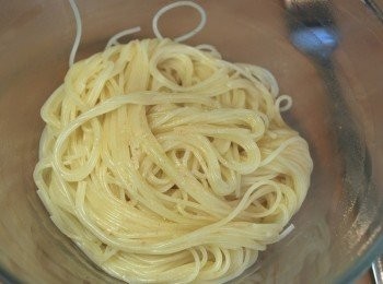 step2: 滾水裡撒上一把鹽，將義大利麵一包裝建議煮熟，取出瀝乾後淋上橄欖油，撒上少許鹽備用