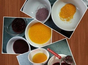 step3: 將幾種天然色素分別加用2-3湯匙熱水開溶,隔水汁液加入粉漿攪勻.