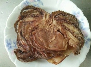 step1: 章魚乾【澎湖野生水產】泡水切片，蒜洗淨並斜切段，豆干洗淨並切塊，排骨洗淨，倒入水量200cc於鍋中(以能夠蓋過澎湖排骨汆燙為主)，水滾煮後，放入排骨【澎湖豬肉】(是為了除去髒污的血水並洗淨) ，備用；