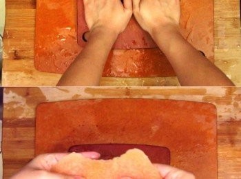 step3: 放涼後拿出柚皮，盡量壓出所有水份