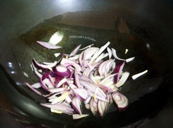 step3: 3.起鍋，熱油，將洋蔥入鍋炸，如炸紅蔥頭的方法。