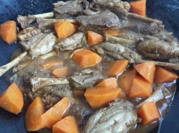 step5: 轉中慢火，加入紅蘿蔔煮10分鐘。