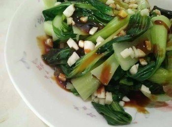 step3: 汆燙青江菜後(以青江菜份量與水量多寡來斟酌時間)。一般來說，葉菜類約汆燙30秒，根莖類約-2分鐘。大約2-5分鐘後，小碟盤撒上蒜頭並淋上少許萬家香香菇素蠔油，沾著醬料食用，即可盛盤享用原汁原味，新鮮營養不流失蒜香蠔油青江菜！