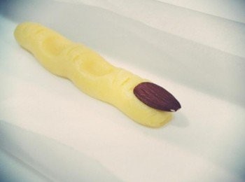 step8: 將杏仁果固定在一端壓下去~~