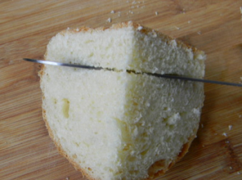 step11: 每份麵包裡面，用刀劃2道口子，深一點，但不要劃透。