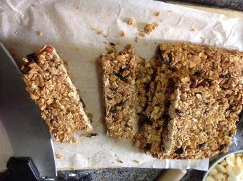 step6: 喜歡更美味可以再隔水溶少許黑及白朱古力漿礁上表面令朱古力冷卻便有多一層脆皮甜美面層