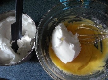 step12: 先將3份1已經打好的蛋白拌入蛋黃漿裡拌勻