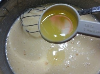 step4: 將拌好的蛋液倒入麵粉牛奶糊,再加入1湯匙菜油,用手提打蛋器拌勻