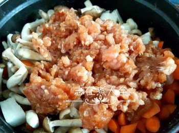 step4: 加入肉碎、鮮淮山、本菇及紅蘿蔔，轉中火加熱1分鐘，再轉小火多煮8分鐘，熄火焗5分鐘拌勻即成
