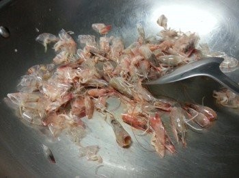 step3: 蝦頭及殼用白鑊慢火炒香