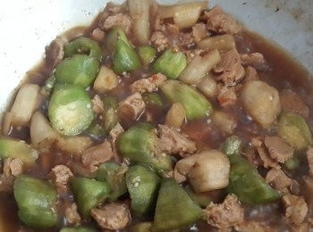 step2: 鍋內約一大匙油加入薑末爆香後放入豆瓣醬拌炒至香味出來倒入素絞肉再倒入茄子一起拌炒加入醬油味璔醋燉煮一下~最後淋上太白粉水勾芡一下即可