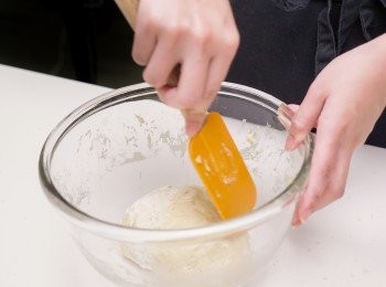 step2: 雞蛋和牛奶打混，加入糖和鹽，金像牌頂級麵包粉，植物油及酵母