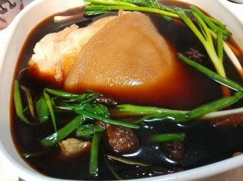 step4: 倒入<span class="group_2">焦糖醬油水</span>，中大火煮30分鐘，轉身小火煮90分鐘。