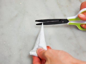 step13: 將煉乳 1又１／３大匙 加入製作甜點用的甜巧克力 60g 中，用打蛋器攪拌。填入圓錐形紙袋中，前端剪開一小洞