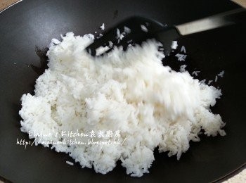 step4: 鑊中加少許油燒熱 , 加入白飯炒散