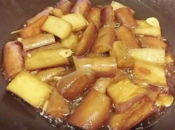 step5: 茄子煨煮至軟綿後 加入調味煮至入味湯汁略為收乾