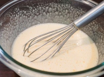 step3: 於另一個大碗內，混合雞蛋﹑糖﹑菜油﹑杏仁香油，以打蛋器打成淡黃色。