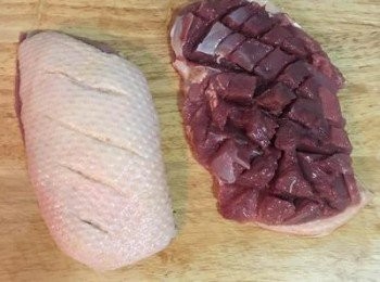 step3: 趁蒸芋頭時處理鴨肉，鴨皮劃斜刀，鴨肉則切成菱型，用少許鹽和黑胡椒粉在兩面略為按摩調味。