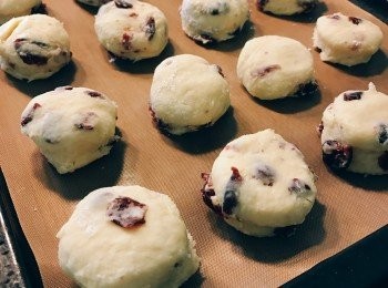 step5: 烤盤鋪上烘焙布，麵糰和麵糰間預留適度空間，在麵糰表面刷上牛奶。烤箱預熱180度，烘烤20分鐘，或至司康烤至金黃色即可。