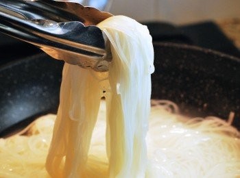 step5: 熱水鍋裡汆燙越南米粉，煮至柔軟但入口帶嚼勁時撈出，放入冷開水裡降溫，瀝乾備用