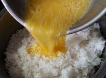 step5: 將蛋漿倒入白飯中拌勻