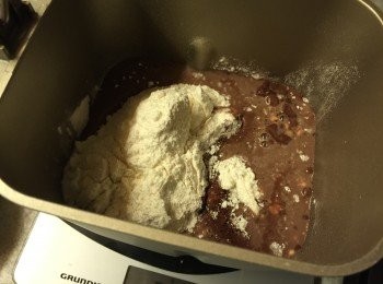 step1: 把所有材料放入麵包機內, 酵母放入酵母格