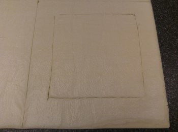 step1: 焗爐預熱180度備用,酥皮一張打十字開,變成4個正方形,每一個正方形再出一個細正方形,但需留意其中有兩個斜角唔需要切斷。